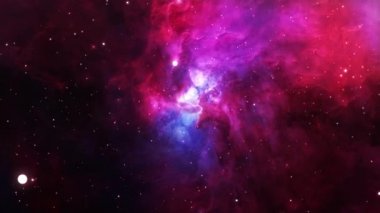 Pırıl pırıl parlayan mavi mor galaksiye doğru uzayda kusursuz bir galaksi keşfi. 4K döngü animasyonu renkli bulutların, bulutların ve yıldızların arasında uçmak. NASA görüntüsü tarafından desteklenen elementler