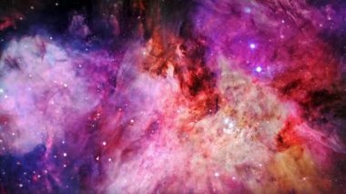 Pembe, pırıl pırıl parlayan mavi nebulaya doğru uzayda kusursuz galaksi keşfi. Bulutların ve yıldızların arasında uçan 4K döngü animasyonu bilimsel sinematik giriş için.