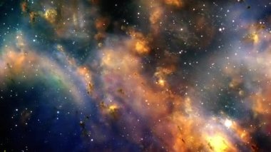 Parlayan Samanyolu Galaksisi 'ne doğru uzay keşfi. Parlayan bulutlarda, bulutlarda ve yıldızlarda uçmanın animasyonu. 4K bulutların arasında ve uzayın derinliklerindeki yıldız alanında uçuyor..