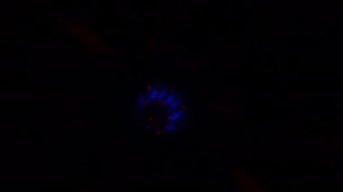 Soyut dijital ışıldayan uçan çizgiler hareket ediyor ve tünel hiper hızında ışık efekti yakıyor. Fütürist neon arka plan, ultra dijital parlayan çizgiler, lazer ışınları, ışık hızı. 4K 3B kusursuz döngü