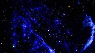 Soyut uzay seyahati Dış Uzay Keşfi Mavi Bulut Bulutsusu gökyüzü gaz bulutsuz döngü arkaplanı. Yıldız alanında uçan 4K 3D kamera ve uzayın derinliklerinde plazma kıvılcımı. Bilimkurgu evren uzay uçuşu.