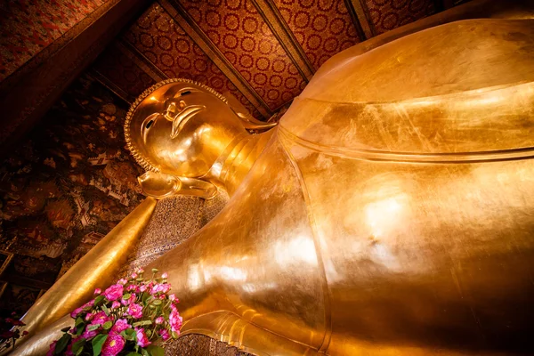 БАНГКОК, ТАЙЛАНД - ИЮНЬ 2015: Образ золотого лежащего Бада — стоковое фото
