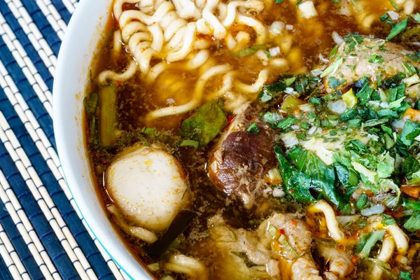 Fideos de cerdo tailandeses con sopa llamada fideos de barco o Kuayteow Rua — Foto de Stock