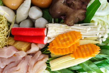 Tay tarzında Shabu veya Sukiyaki madde ham madde