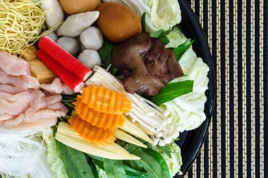 Tay tarzında Shabu veya Sukiyaki madde ham madde