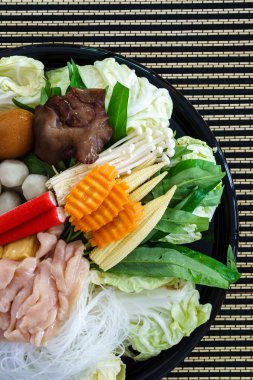 Tay tarzında Shabu veya Sukiyaki madde ham madde