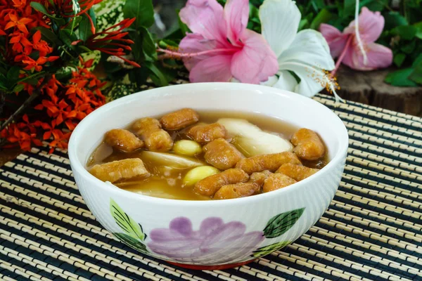 Junket frijol comido caliente con sirup jengibre, nueces Ginkgo — Foto de Stock