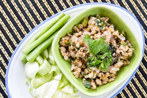 Comida tailandesa picante salada de frango picado — Fotografia de Stock