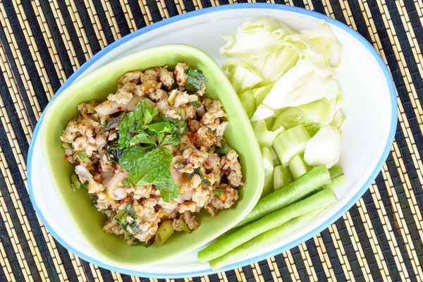 Comida tailandesa picante salada de frango picado — Fotografia de Stock