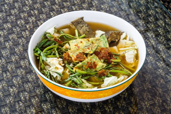 Thai berühmtes Essen, Kaeng Som oder Thai Saure Suppe aus Tamarindenpüree — Stockfoto