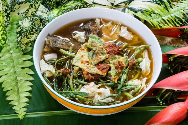 Thai Famous Food, Kaeng Som ou sopa azeda tailandesa feita de tamarindo p — Fotografia de Stock