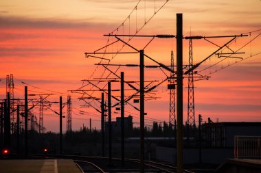 Tren istasyonunda portakal rengi gün batımı, Çin