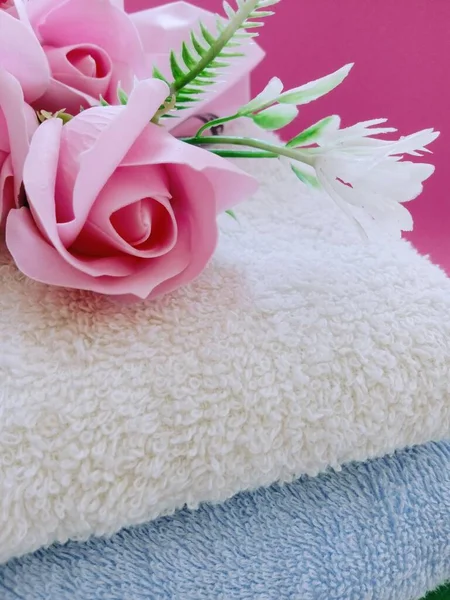 Růžové Růže Bílém Ručníku Růžovém Pozadí Péče Hygieny — Stock fotografie