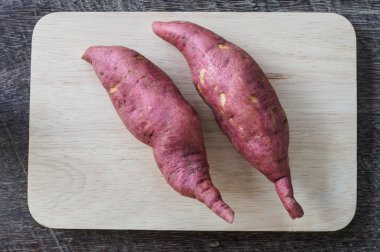 Plaka üzerinde iki tatlı patates