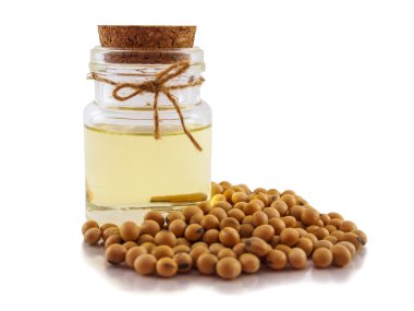 Soya yağı ve beyaz arka plan üzerinde ki soya fasulyesi