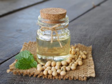 Soya fasulyesi ve soya yağı çuval üzerinde 