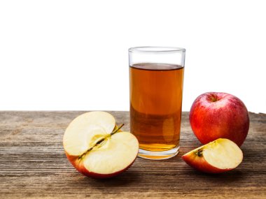 Ahşap masa üzerinde cam ve elma dilim elma suyu