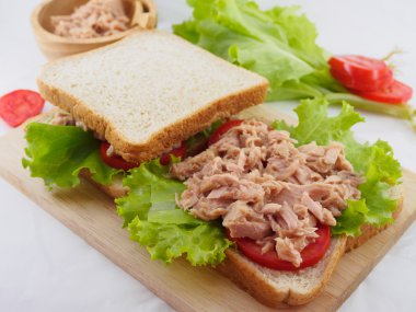 Sandviç tuna ve sebze plaka üzerinde 