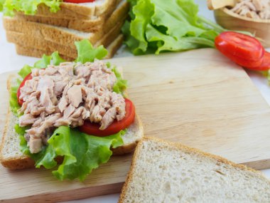 İngradient sandviç tuna ahşap plaka üzerinde