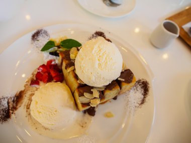 Tost ve vanilyalı dondurma tatlım 