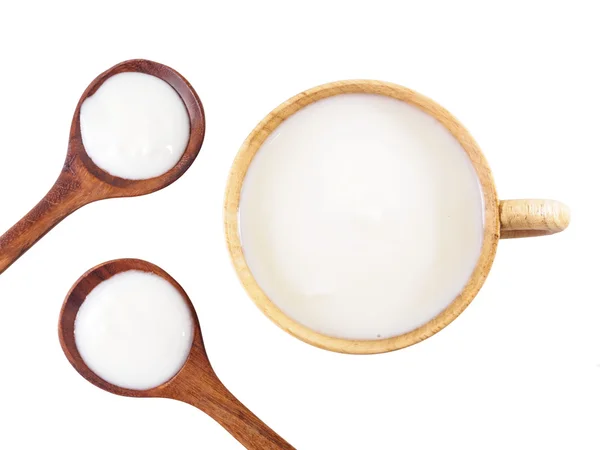 Arriba ver yogur en taza y cuchara de aislado — Foto de Stock