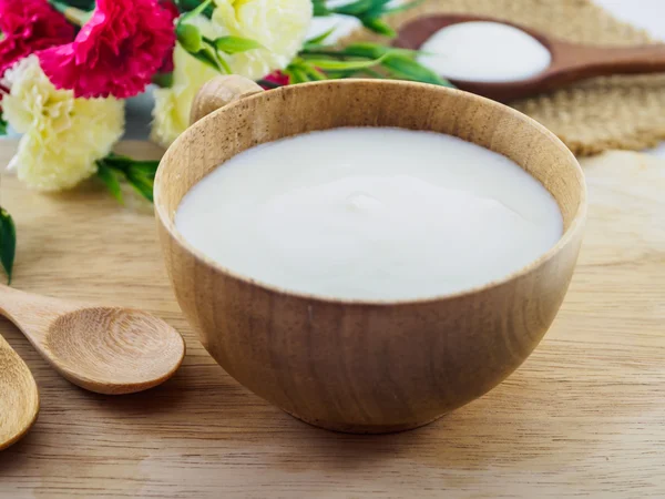 Řecký jogurt v dřevěné misce vařečkou na dřevěné — Stock fotografie
