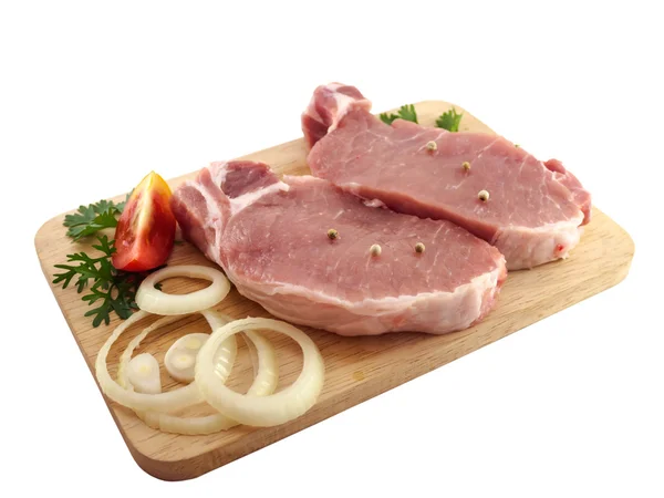 Daging babi pinggang dan bahan makanan di piring kayu yang terisolasi — Stok Foto