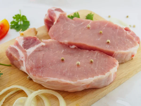 Carne, cerdo, lomo de cerdo rebanado en madera —  Fotos de Stock