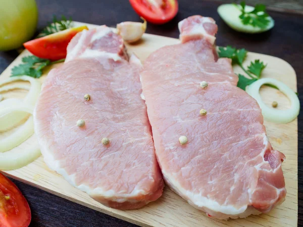 Trozos de carne de cerdo cruda cortando borad —  Fotos de Stock