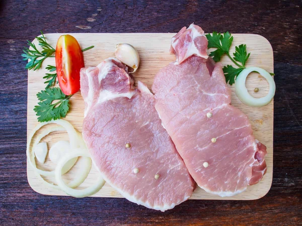 Rebanada de carne de cerdo cruda en borad de madera —  Fotos de Stock