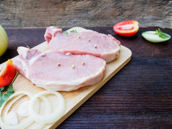 Борад для резки мяса сырой свинины — стоковое фото