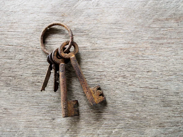 Ржавый старый ключ — стоковое фото