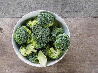 Brocoli tarihinde ahşap arka plan beyaz kase