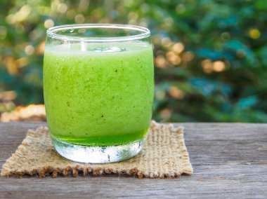 Yeşil meyve yüzlü