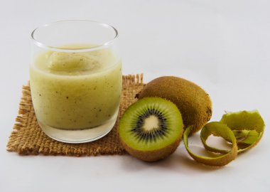 kivi meyve ve yeşil smoothie