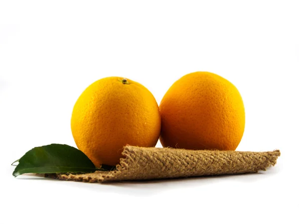 Naranja en gunny de aislado — Foto de Stock