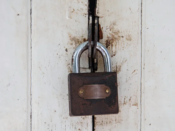 Mater chiave serratura porta bianca — Foto Stock