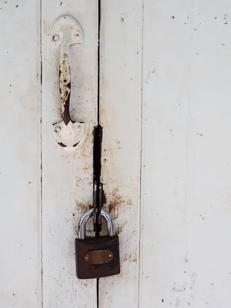 Master chave e alça na porta branca — Fotografia de Stock