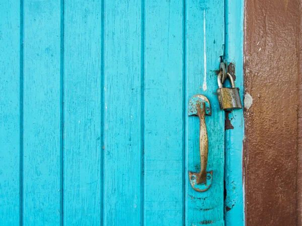 Master chave e alça falta azul porta branco espaço de cópia — Fotografia de Stock
