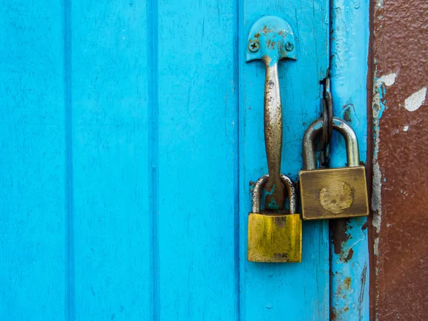 Punho e chave mestra fechadura porta branca espaço de cópia — Fotografia de Stock