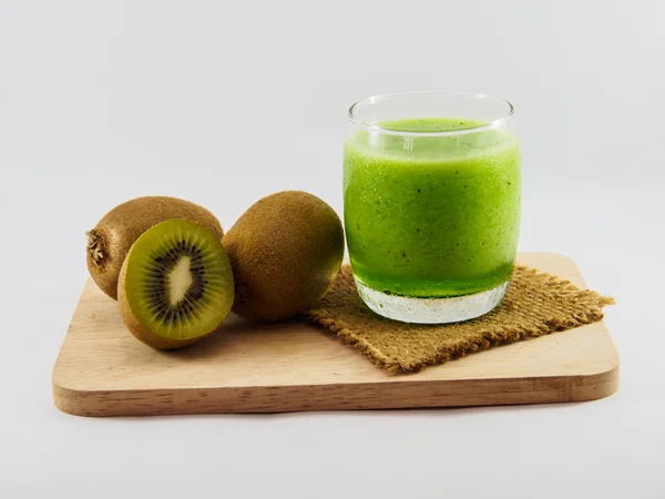 Kivire és kiwi smoothie a elszigetelt — Stock Fotó