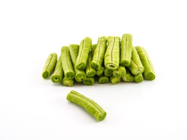 Beyaz arka plan üzerinde dilim yarda uzun fasulye