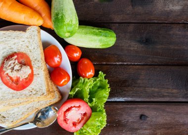 Sebze ve ahşap masa ekmek