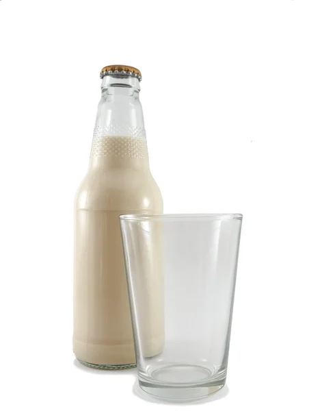 Leche y vaso vacío de aislado — Foto de Stock