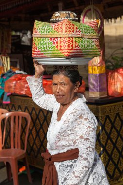 Sepet kafa ile üst düzey kadın