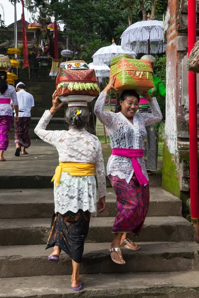 Kadınlar başlarına sepetleri ile