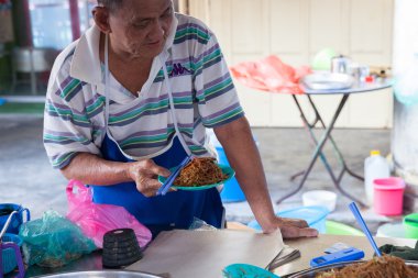 Komuta sizde kızarmış noodle satmaktadır