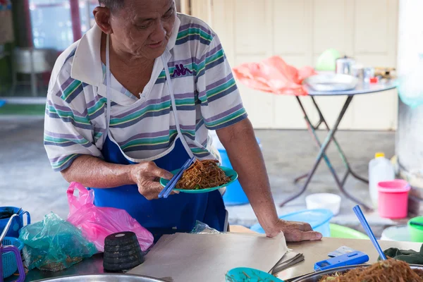 Komuta sizde kızarmış noodle satmaktadır
