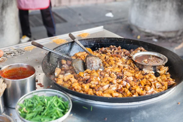 Bratkartoffeln im Wok — Stockfoto