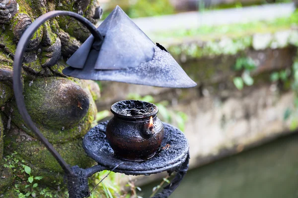 Brennende Öllampe im Pura Saraswati Tempel — Stockfoto